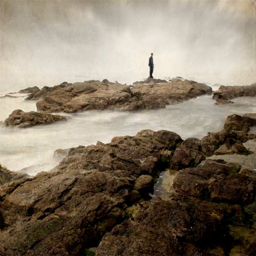 Un effet de flou très réussi sur cette silhouette au bord de la mer.