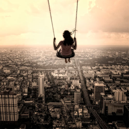 Une vue du ciel d'une métropole, au-dessus de laquelle se balance une jeune fille