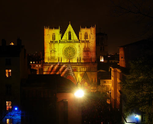 instantané de l'animation projetée sur la cathédrale St Jean, Lyon 5ème.