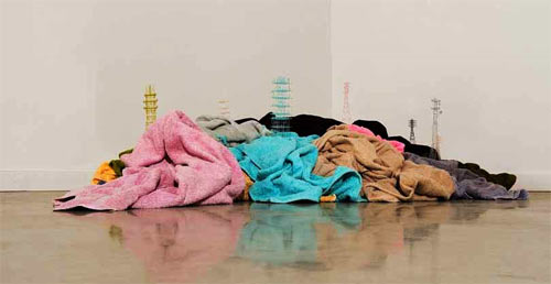 Takahiro Iwasaki, un artiste contemporain jouant avec des objets du quotidien en transformant leur échelle.