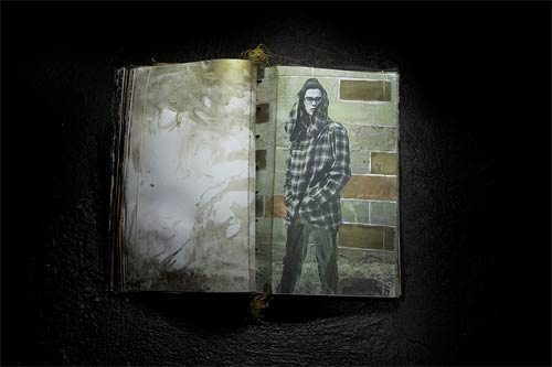 double page du livre, peinture et photo noir et blanc