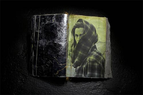 un gros plan jouant sur les courbes et motifs répondant à une page de textures brillantes
