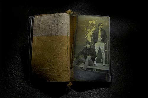 une double page très graphique avec des aplats mettant en valeur la photographie de droite