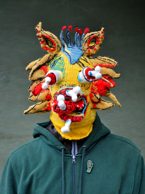 Masques en tricot de l'artiste Tracy Widdess